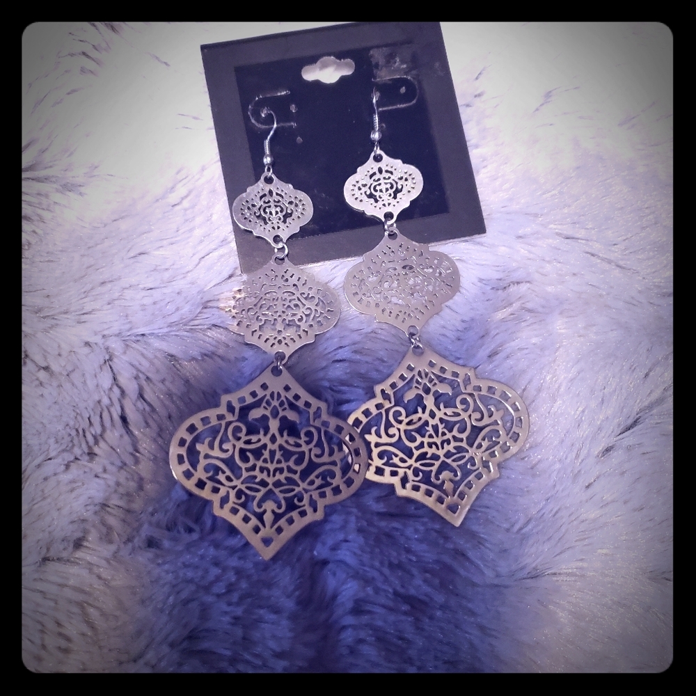 Gorgeous silvertone earrings from JCPENNEY NWT